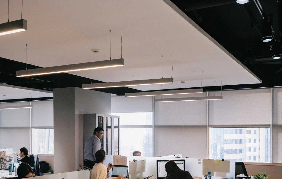 Éclairage linéaire d'un bureau en open space