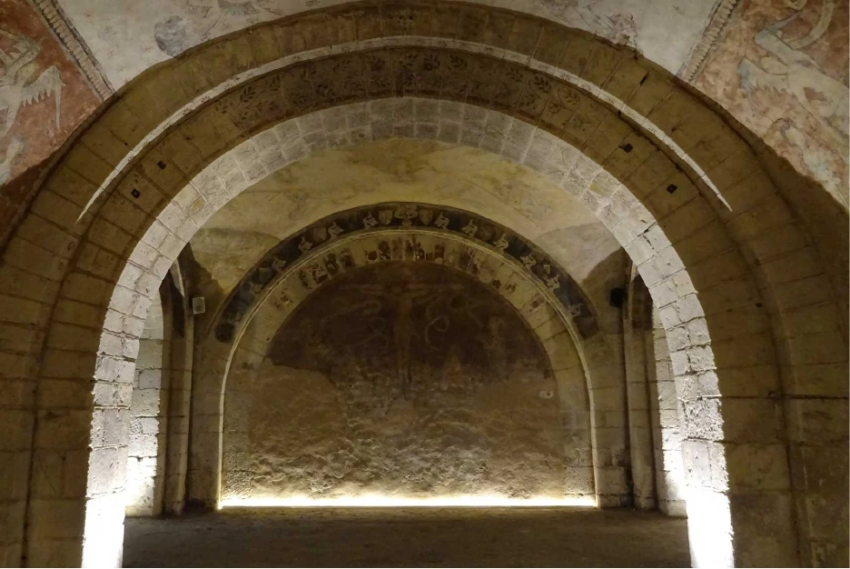 Mise en lumière rasante d'une architecture patrimoniale en pierre